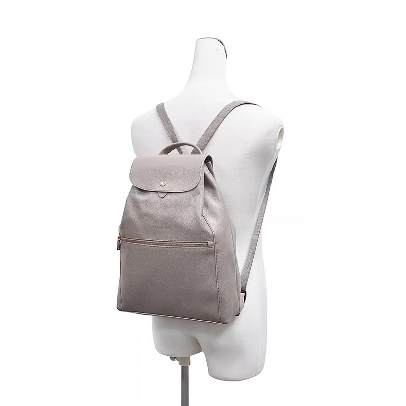 LONGCHAMP Le Foulonne 壓印字母LOGO牛皮釦式翻蓋束口後背包 大象灰-1