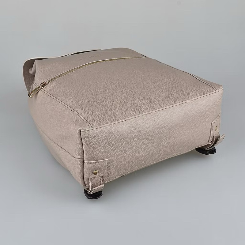 LONGCHAMP Le Foulonne 壓印字母LOGO牛皮釦式翻蓋束口後背包 大象灰-4