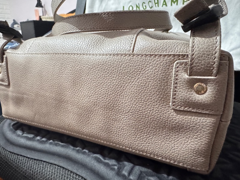 LONGCHAMP Le Foulonne 壓印字母LOGO牛皮釦式翻蓋束口後背包 大象灰-5