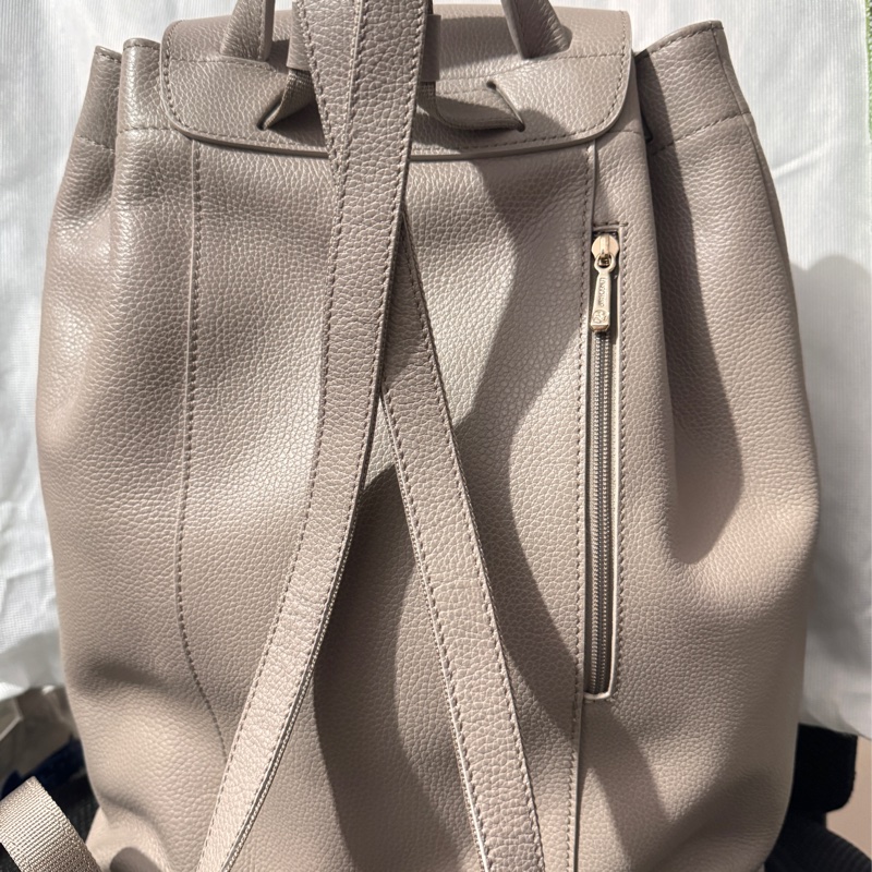 LONGCHAMP Le Foulonne 壓印字母LOGO牛皮釦式翻蓋束口後背包 大象灰-7