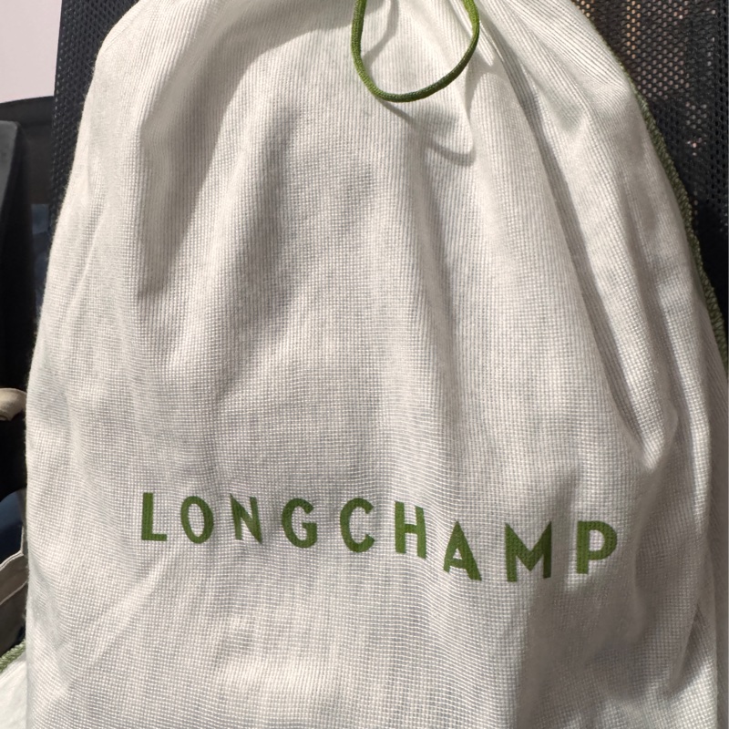 LONGCHAMP Le Foulonne 壓印字母LOGO牛皮釦式翻蓋束口後背包 大象灰-9