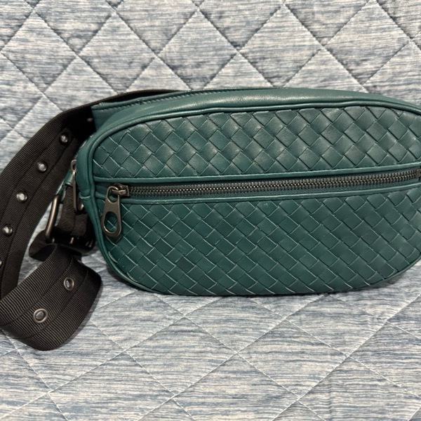 二手 BV BOTTEGA VENETA 綠色編織牛皮拉鍊腰包 胸口包 腰包 胸背包-0