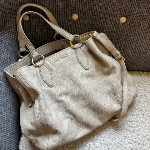 Miu Miu皮革肩背包(Vitello Caribu)