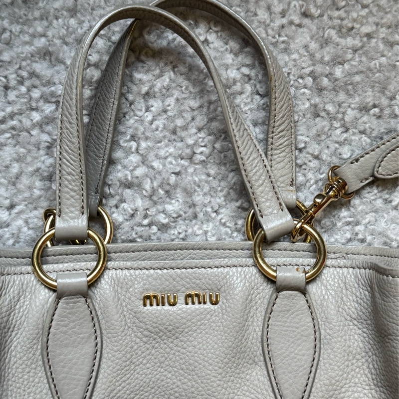 Miu Miu皮革肩背包(Vitello Caribu)-1