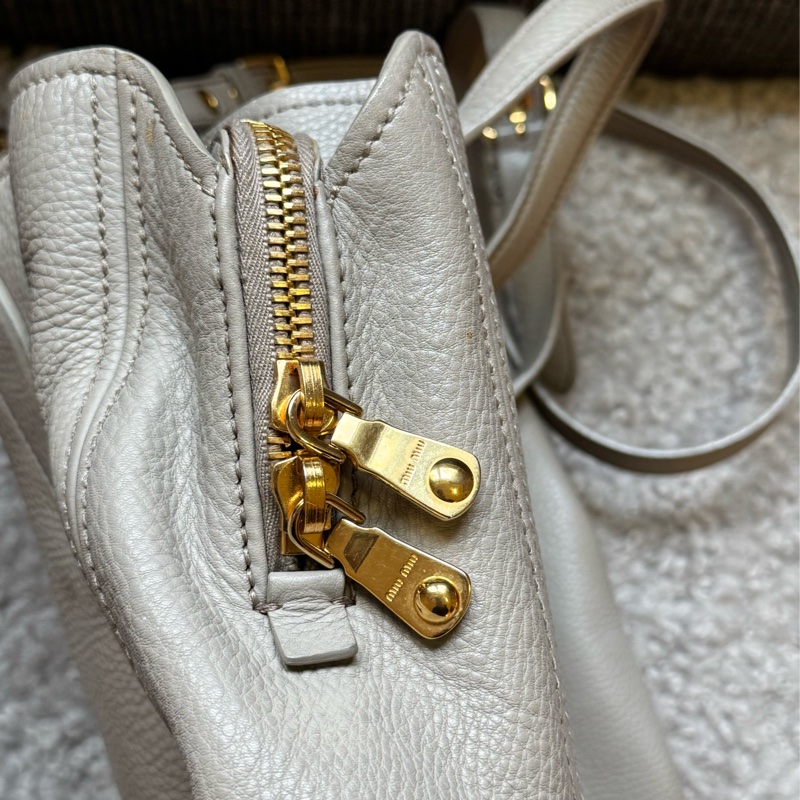 Miu Miu皮革肩背包(Vitello Caribu)-3