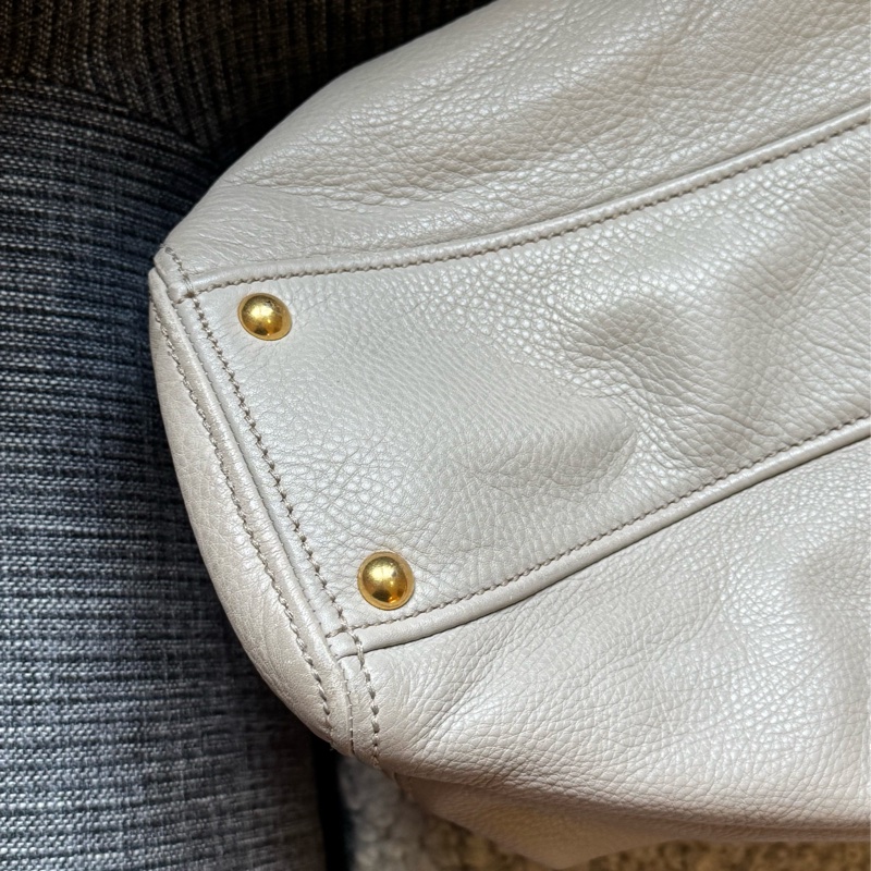 Miu Miu皮革肩背包(Vitello Caribu)-4