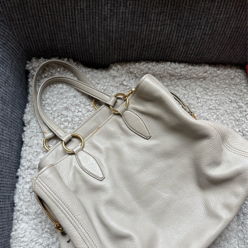 Miu Miu皮革肩背包(Vitello Caribu)-12