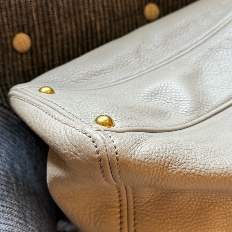 Miu Miu皮革肩背包(Vitello Caribu)-16