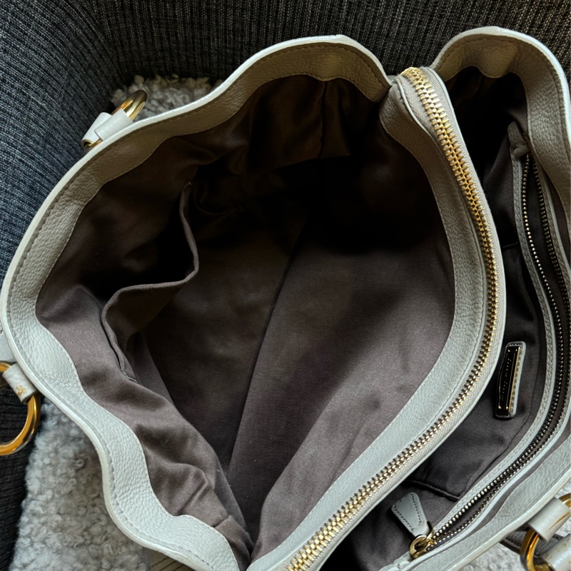 Miu Miu皮革肩背包(Vitello Caribu)-18