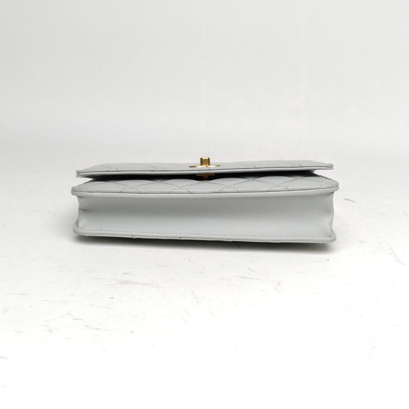 CHANEL CFWOC19cm霧霾藍羊皮晶片開金扣金球肩背包-3