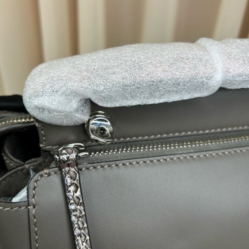 FENDI芬迪DOTCOM系列牛皮手提包 蛇皮肩帶 可單肩可斜挎可手提 容量大 日常通勤很合適-17