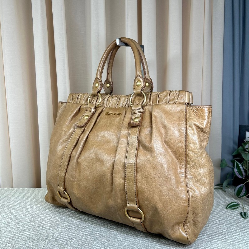 繆繆MiuMiu卡其色油蠟皮垃圾袋機車包 有肩帶 可單肩可斜挎可手提 油蠟皮質地 金屬圓環裝飾 上身就是鬆鬆垮垮垃圾袋感 容量大 日常通勤百搭實用-2