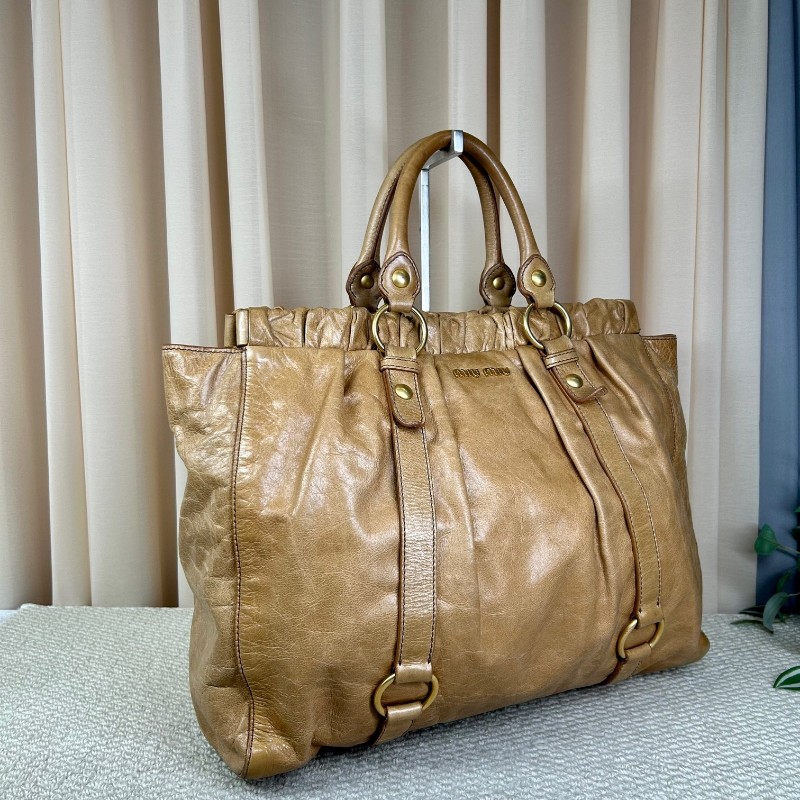 繆繆MiuMiu卡其色油蠟皮垃圾袋機車包 有肩帶 可單肩可斜挎可手提 油蠟皮質地 金屬圓環裝飾 上身就是鬆鬆垮垮垃圾袋感 容量大 日常通勤百搭實用-3