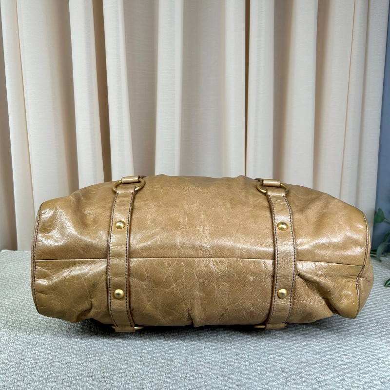 繆繆MiuMiu卡其色油蠟皮垃圾袋機車包 有肩帶 可單肩可斜挎可手提 油蠟皮質地 金屬圓環裝飾 上身就是鬆鬆垮垮垃圾袋感 容量大 日常通勤百搭實用-4