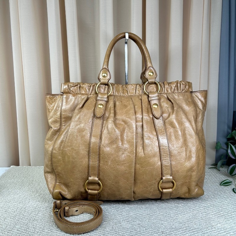 繆繆MiuMiu卡其色油蠟皮垃圾袋機車包 有肩帶 可單肩可斜挎可手提 油蠟皮質地 金屬圓環裝飾 上身就是鬆鬆垮垮垃圾袋感 容量大 日常通勤百搭實用-6