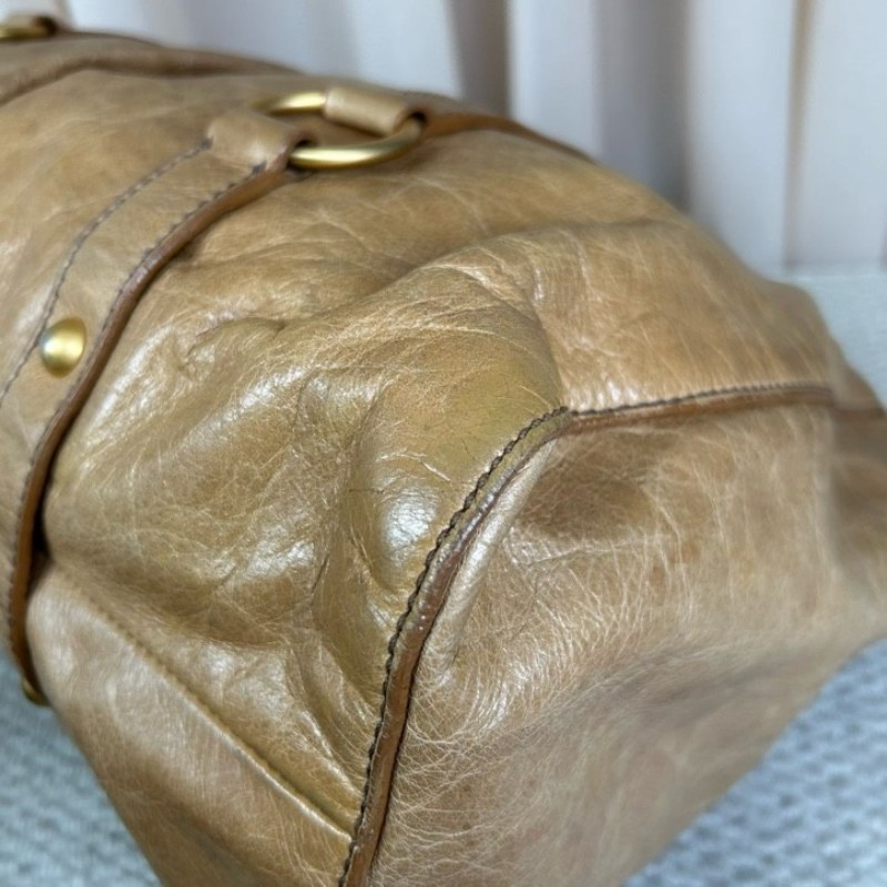 繆繆MiuMiu卡其色油蠟皮垃圾袋機車包 有肩帶 可單肩可斜挎可手提 油蠟皮質地 金屬圓環裝飾 上身就是鬆鬆垮垮垃圾袋感 容量大 日常通勤百搭實用-7