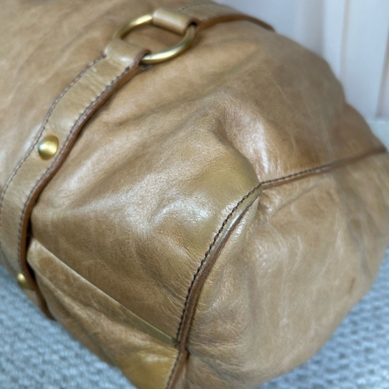 繆繆MiuMiu卡其色油蠟皮垃圾袋機車包 有肩帶 可單肩可斜挎可手提 油蠟皮質地 金屬圓環裝飾 上身就是鬆鬆垮垮垃圾袋感 容量大 日常通勤百搭實用-8