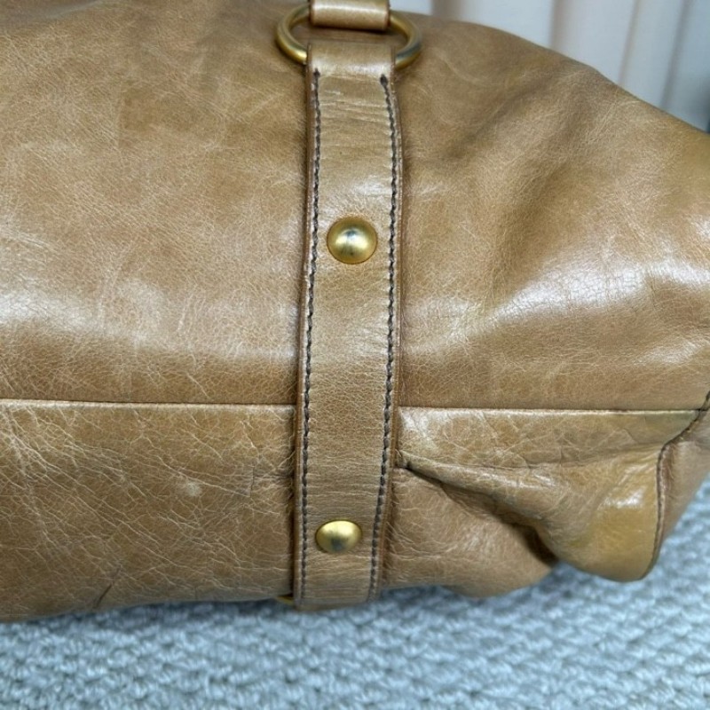 繆繆MiuMiu卡其色油蠟皮垃圾袋機車包 有肩帶 可單肩可斜挎可手提 油蠟皮質地 金屬圓環裝飾 上身就是鬆鬆垮垮垃圾袋感 容量大 日常通勤百搭實用-9