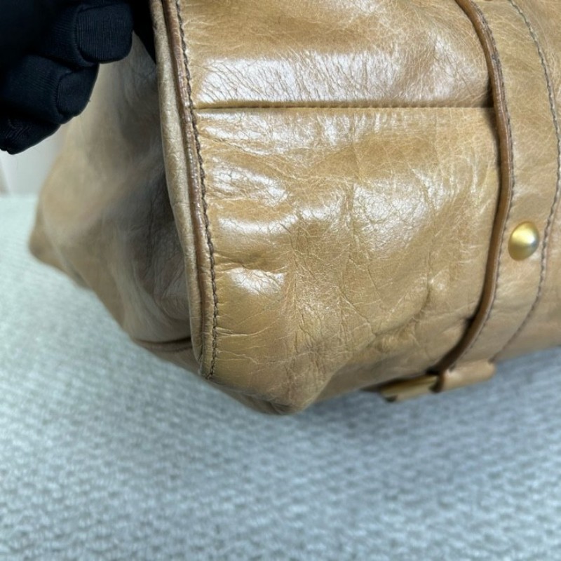 繆繆MiuMiu卡其色油蠟皮垃圾袋機車包 有肩帶 可單肩可斜挎可手提 油蠟皮質地 金屬圓環裝飾 上身就是鬆鬆垮垮垃圾袋感 容量大 日常通勤百搭實用-11