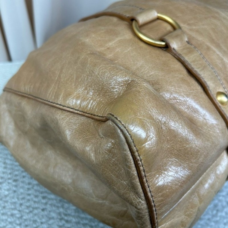 繆繆MiuMiu卡其色油蠟皮垃圾袋機車包 有肩帶 可單肩可斜挎可手提 油蠟皮質地 金屬圓環裝飾 上身就是鬆鬆垮垮垃圾袋感 容量大 日常通勤百搭實用-12
