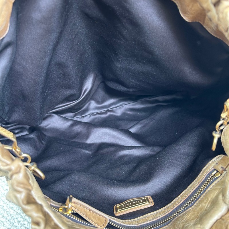 繆繆MiuMiu卡其色油蠟皮垃圾袋機車包 有肩帶 可單肩可斜挎可手提 油蠟皮質地 金屬圓環裝飾 上身就是鬆鬆垮垮垃圾袋感 容量大 日常通勤百搭實用-13