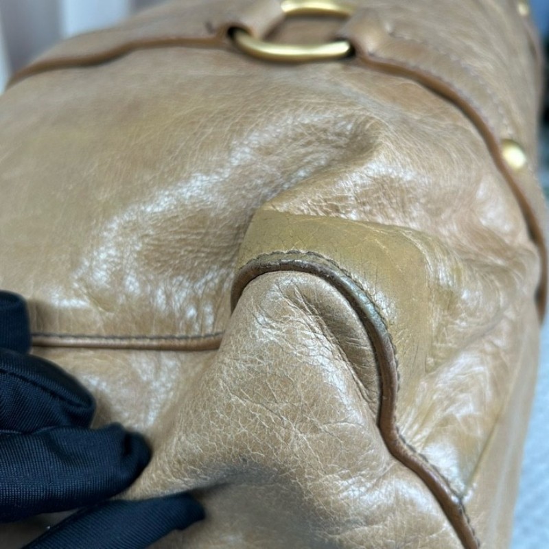 繆繆MiuMiu卡其色油蠟皮垃圾袋機車包 有肩帶 可單肩可斜挎可手提 油蠟皮質地 金屬圓環裝飾 上身就是鬆鬆垮垮垃圾袋感 容量大 日常通勤百搭實用-14