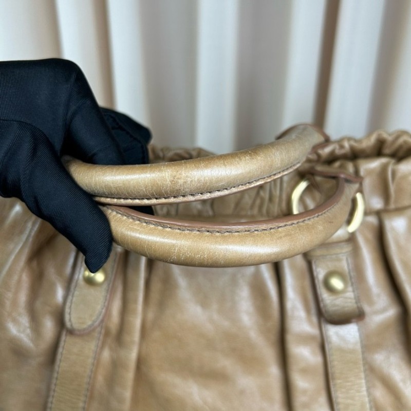 繆繆MiuMiu卡其色油蠟皮垃圾袋機車包 有肩帶 可單肩可斜挎可手提 油蠟皮質地 金屬圓環裝飾 上身就是鬆鬆垮垮垃圾袋感 容量大 日常通勤百搭實用-17