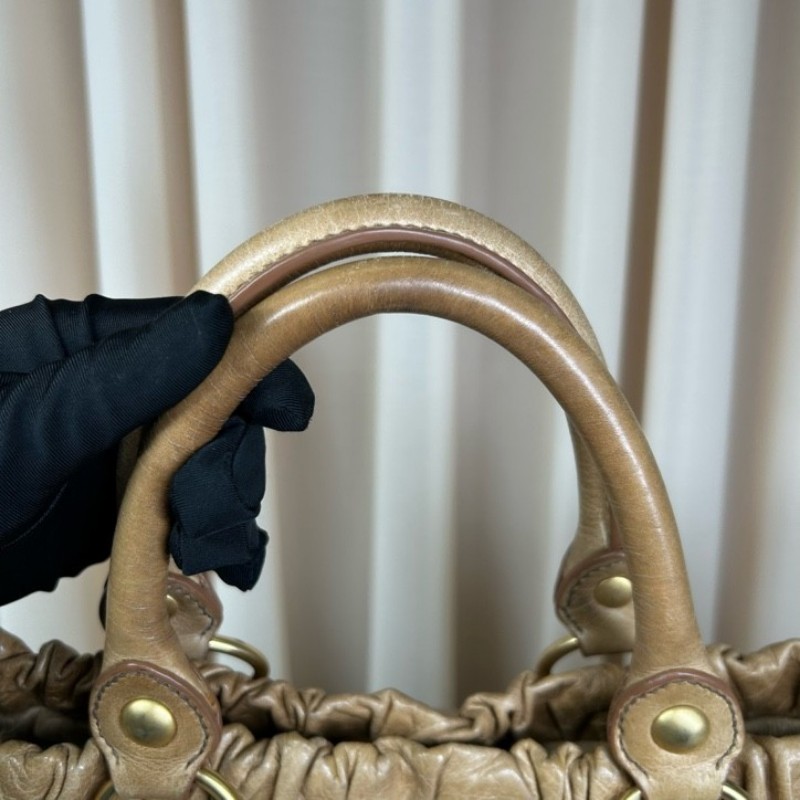 繆繆MiuMiu卡其色油蠟皮垃圾袋機車包 有肩帶 可單肩可斜挎可手提 油蠟皮質地 金屬圓環裝飾 上身就是鬆鬆垮垮垃圾袋感 容量大 日常通勤百搭實用-18