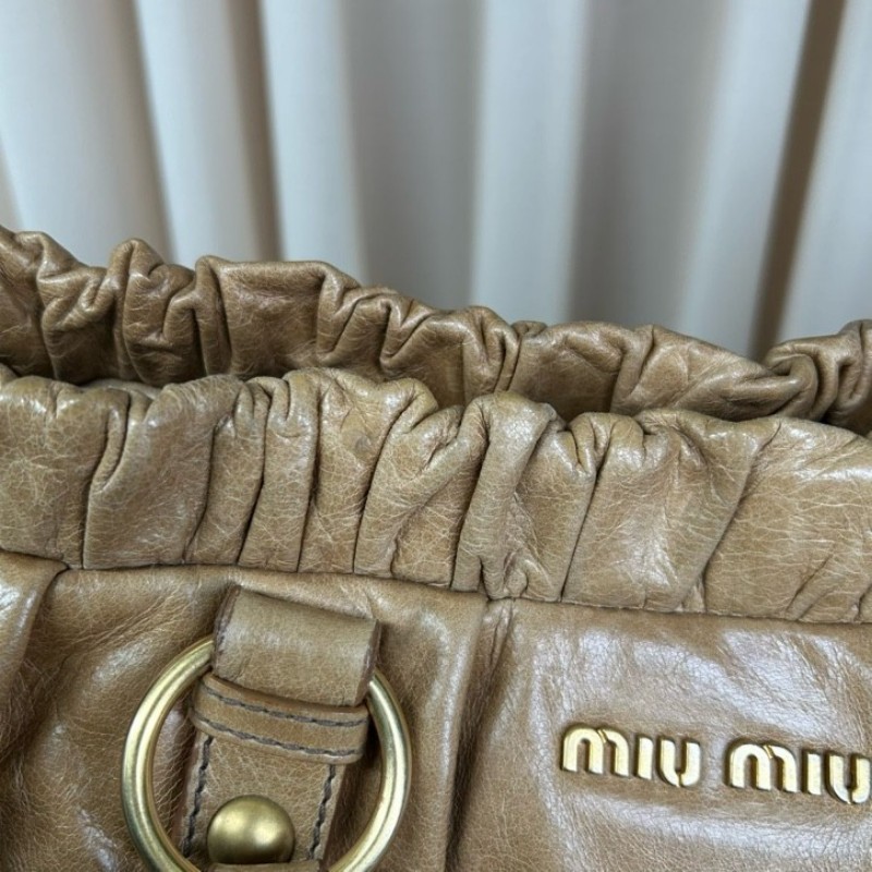 繆繆MiuMiu卡其色油蠟皮垃圾袋機車包 有肩帶 可單肩可斜挎可手提 油蠟皮質地 金屬圓環裝飾 上身就是鬆鬆垮垮垃圾袋感 容量大 日常通勤百搭實用-19