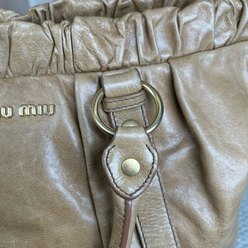 繆繆MiuMiu卡其色油蠟皮垃圾袋機車包 有肩帶 可單肩可斜挎可手提 油蠟皮質地 金屬圓環裝飾 上身就是鬆鬆垮垮垃圾袋感 容量大 日常通勤百搭實用-21
