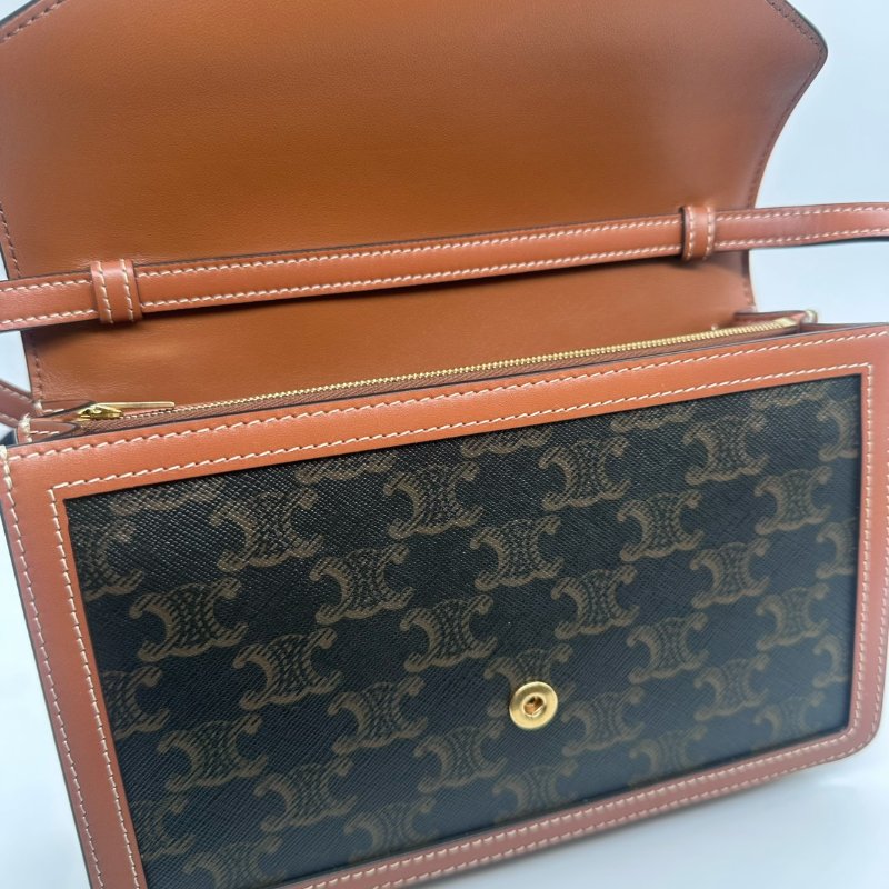 CELINE老花信封翻蓋斜背包-8