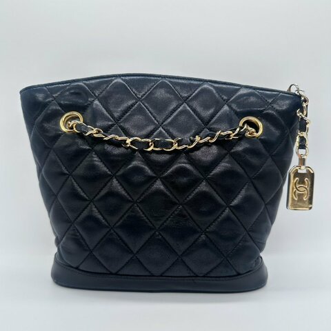 CHANEL 黑金掛牌羊皮肩背流浪包