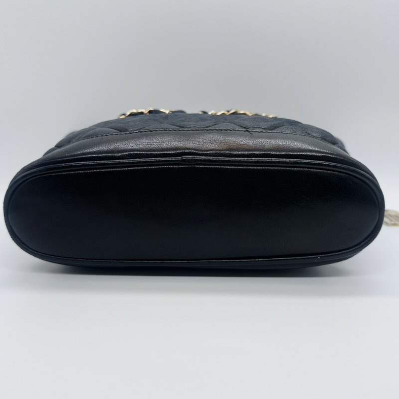 CHANEL 黑金掛牌羊皮肩背流浪包-3