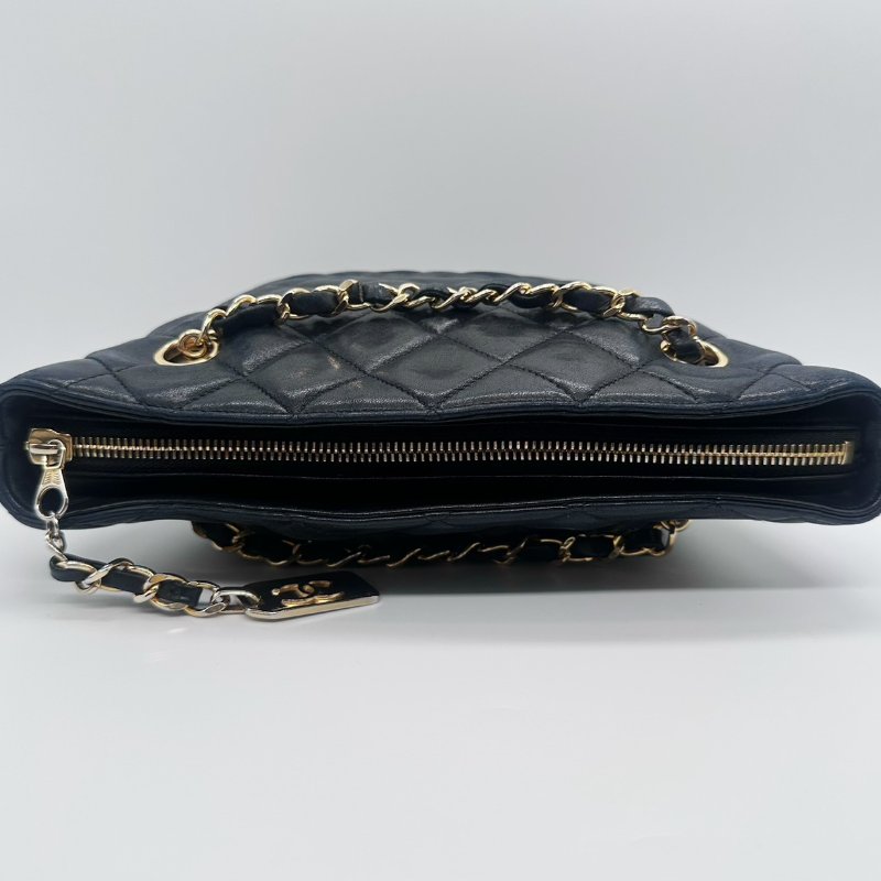 CHANEL 黑金掛牌羊皮肩背流浪包-4