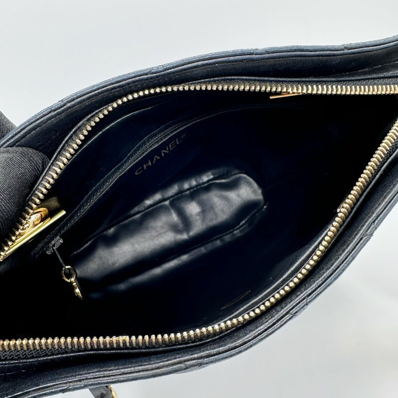 CHANEL 黑金掛牌羊皮肩背流浪包-5