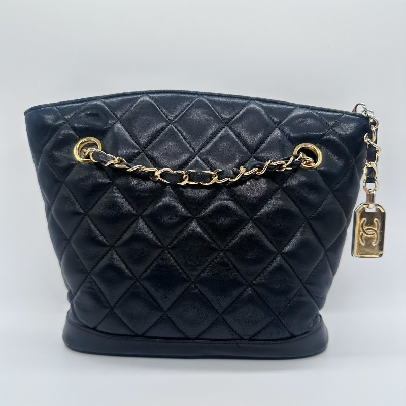 CHANEL 黑金掛牌羊皮肩背流浪包-6