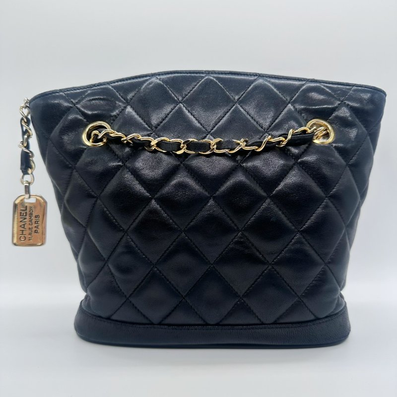 CHANEL 黑金掛牌羊皮肩背流浪包-7