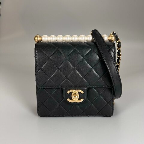 CHANEL 珍珠掀蓋包羊皮黑 保卡款27開