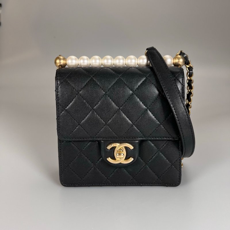 CHANEL 珍珠掀蓋包羊皮黑 保卡款27開-0