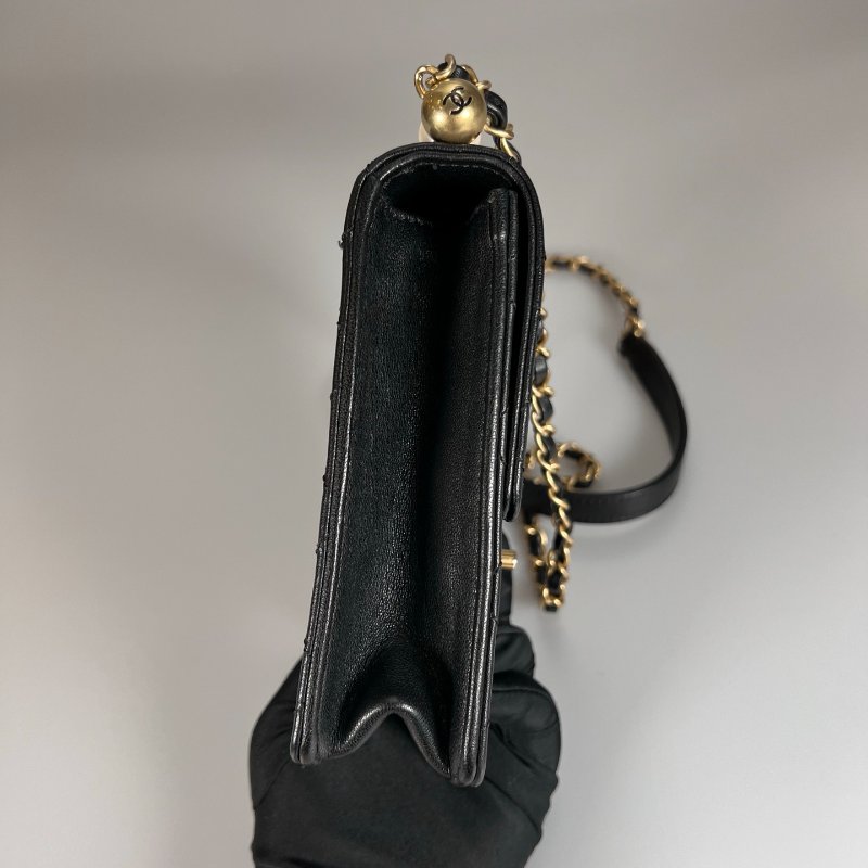 CHANEL 珍珠掀蓋包羊皮黑 保卡款27開-2