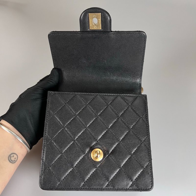 CHANEL 珍珠掀蓋包羊皮黑 保卡款27開-4