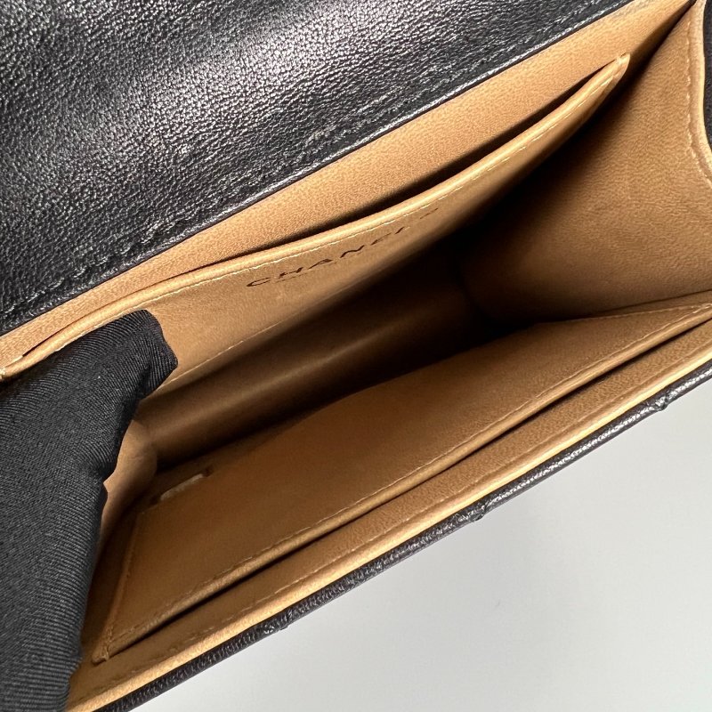 CHANEL 珍珠掀蓋包羊皮黑 保卡款27開-5