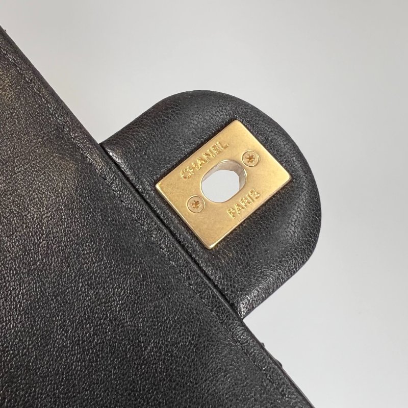 CHANEL 珍珠掀蓋包羊皮黑 保卡款27開-8