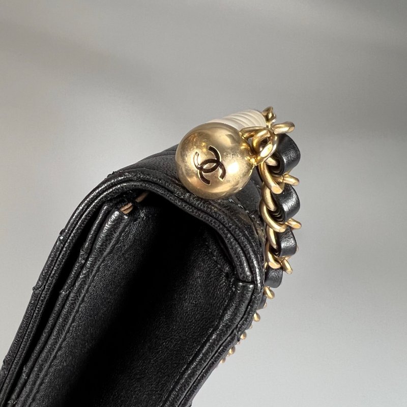 CHANEL 珍珠掀蓋包羊皮黑 保卡款27開-9