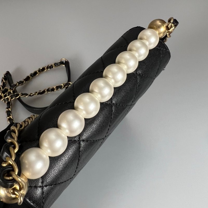 CHANEL 珍珠掀蓋包羊皮黑 保卡款27開-12