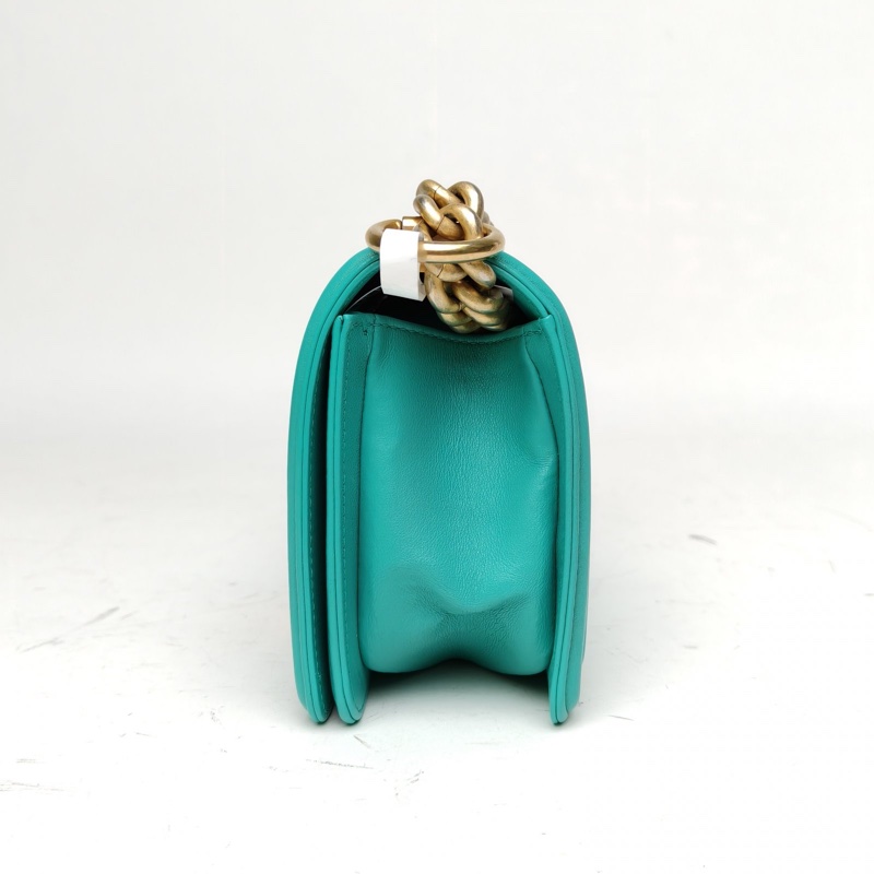 CHANEL Leboy小號綠色牛皮27開金扣肩背包-1