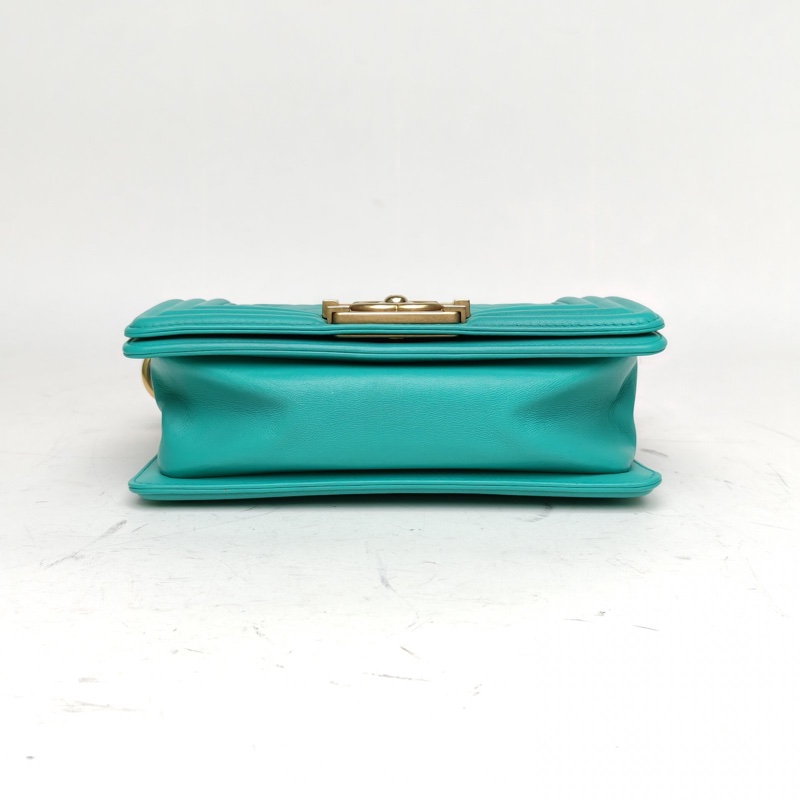 CHANEL Leboy小號綠色牛皮27開金扣肩背包-3