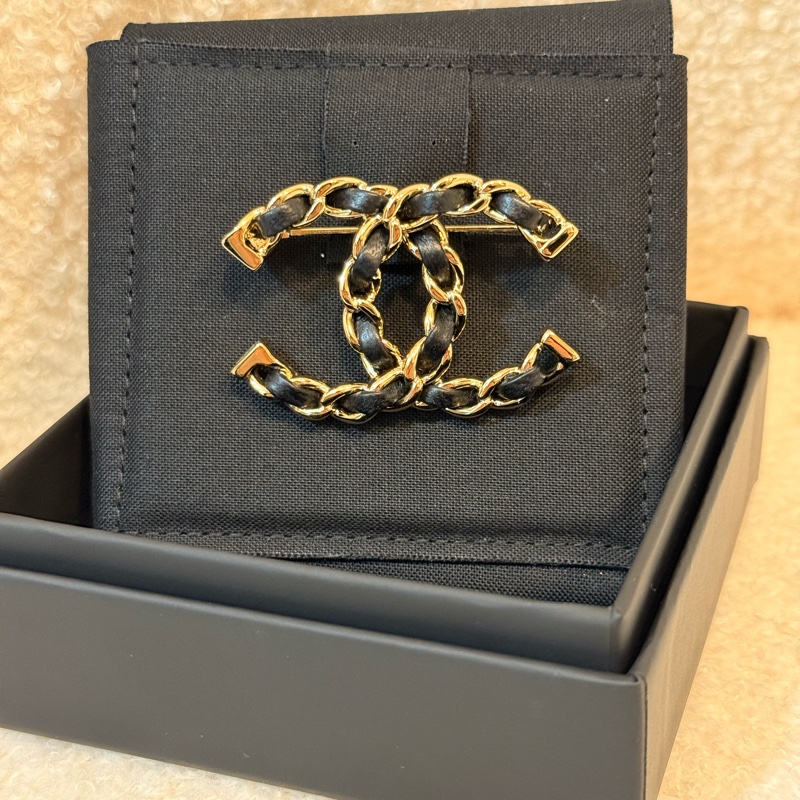 Chanel brooch-1
