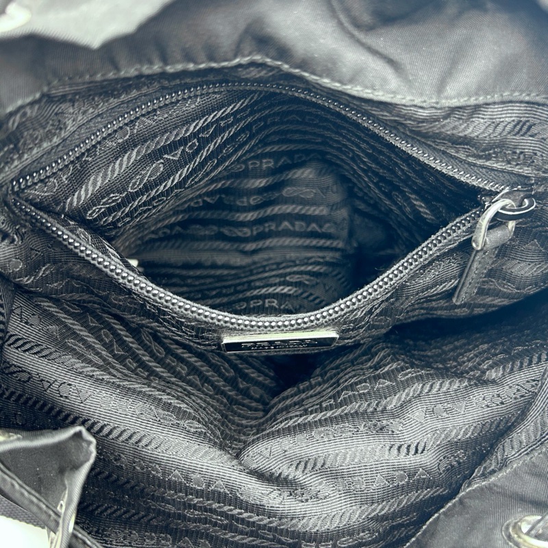 「JL精品代購」Prada黑銀小號降落傘尼龍雙肩包-16
