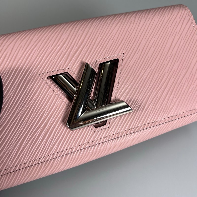 LV M61178/晶片款 粉水波紋Twist長夾-7